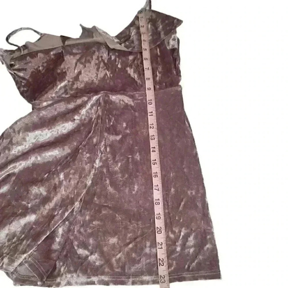 Urban Outfitters Sexy Women Crushed Velvet Flowy Pink Ruffle Romper Size Medium - Picture 11 of 12